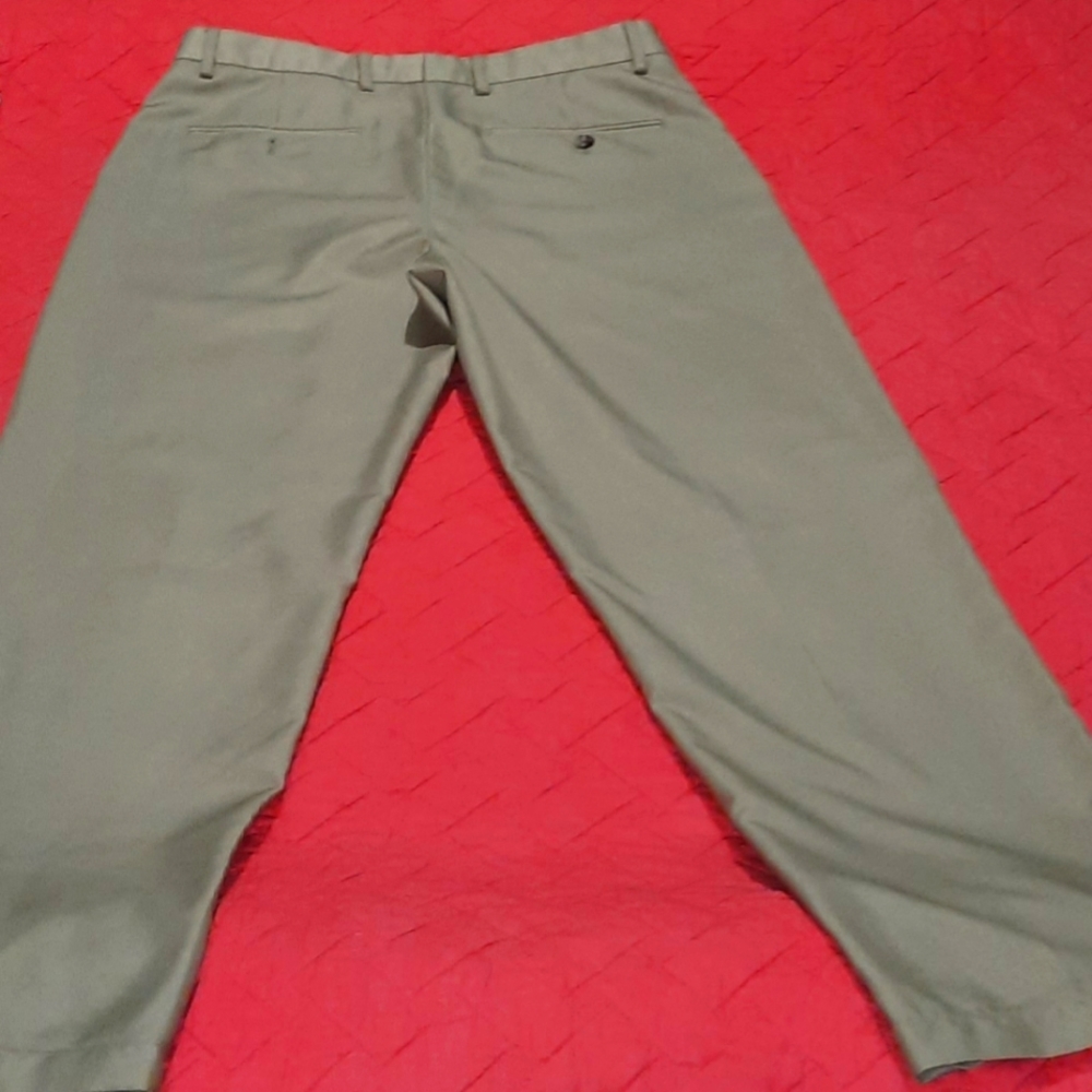 Men's khaki pants. Waist 32 // length 30 by Greg Norman Golf